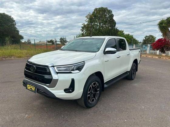 TOYOTA HILUX 2.8 D-4D TURBO DIESEL CD SRX 4X4 AUTOMÁTICO TOYOTA HILUX 2.8 D-4D TURBO DIESEL CD SRX 4X4 AUTOMÁTICO